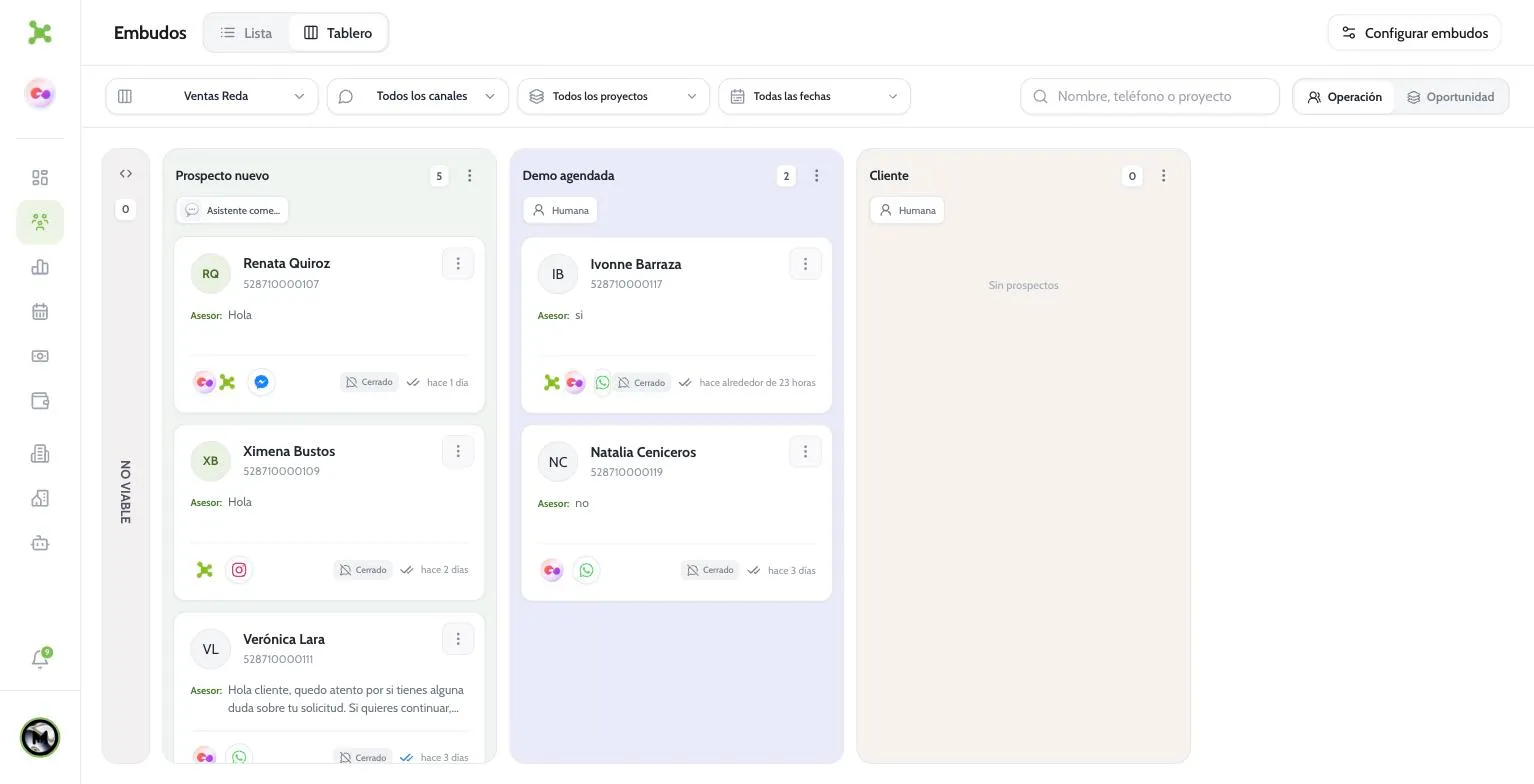 Tablero de embudo en REDA con las columnas Prospecto nuevo, Demo agendada y Cliente